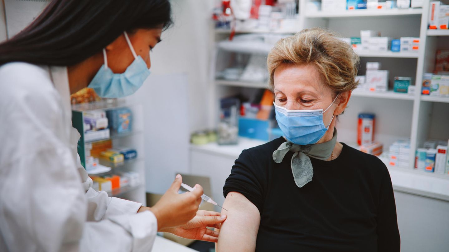 Corona-Impfung Eine Frau wird gegen das Coronavirus geimpft