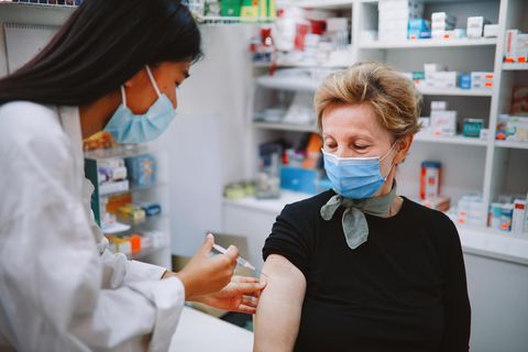 Eine Frau wird gegen das Coronavirus geimpft