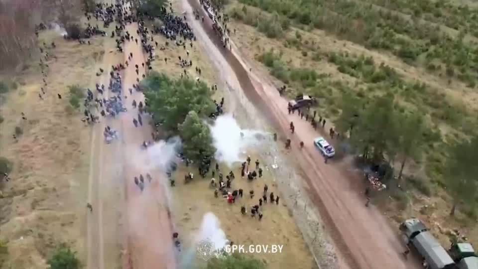 Mehrere Verletzte: Migranten sollen Grenze von Belarus nach Polen durchbrochen haben