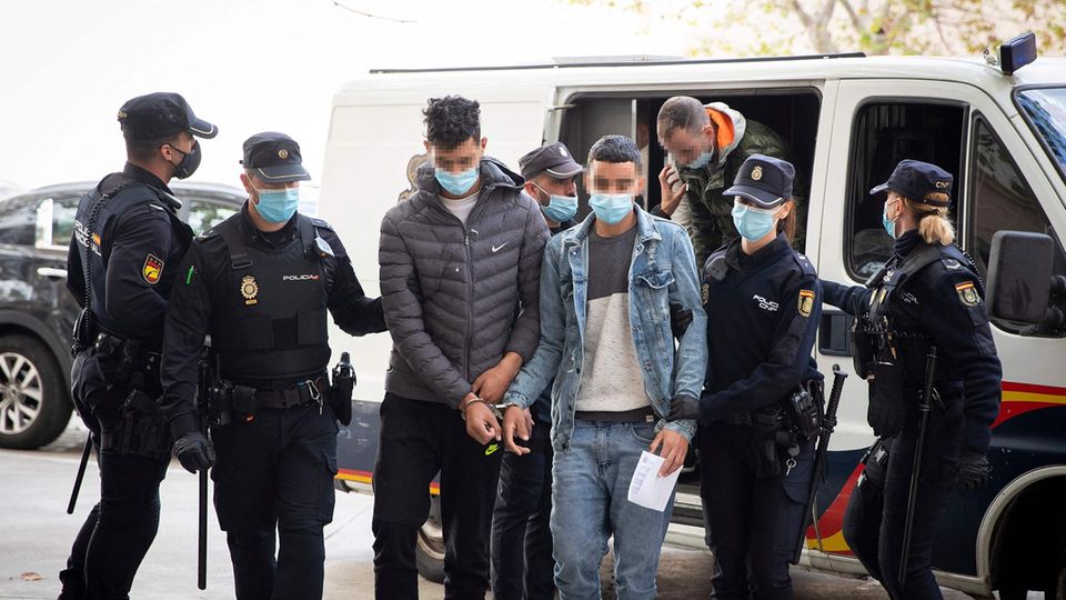 Nach der Flucht vom Flughafengelände von Palma de Mallorca wurden zwölf Personen des Fluges festgenommen, zwölf weitere werden noch gesucht.