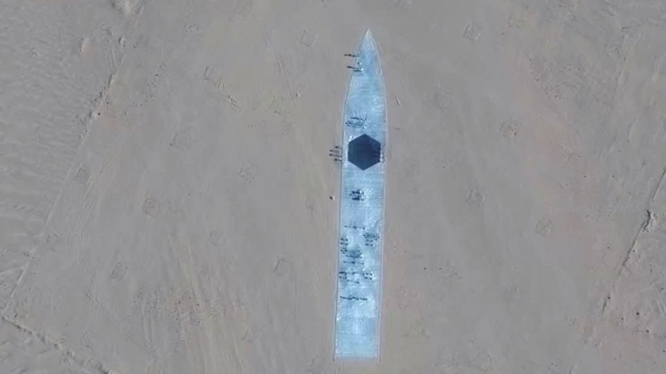US-Satelliten-Bilder zeigen Schiffattrappen in der Wüste: China trainiert möglicherweise Angriffe US-Satelliten-Bilder zeigen Schiffattrappen in der Wüste: China trainiert möglicherweise Angriffe