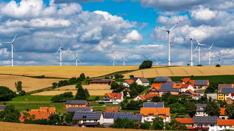 Auch in Deutschland wird gestritten wie nah Windparks an die Bebauung heranrücken dürfen (Symbolfoto)