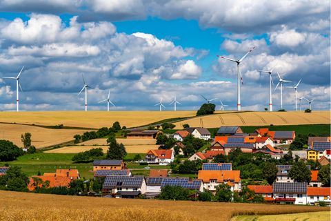 Auch in Deutschland wird gestritten wie nah Windparks an die Bebauung heranrücken dürfen (Symbolfoto)