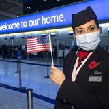 Bodenpersonal mit USA-Fähnchen