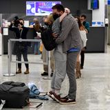 Begrüßung am Dulles International Airport in Virginia: Alles Gepäck einfach fallen lassen, die Umarmung geht vor.