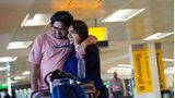 Am Newark Liberty International Airport in New Jersey: Jolly Dave aus Indien ist mit ihrem Freund Nirmit Shelat endlich wiedervereint.