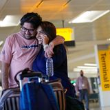 Am Newark Liberty International Airport in New Jersey: Jolly Dave aus Indien ist mit ihrem Freund Nirmit Shelat endlich wiedervereint.