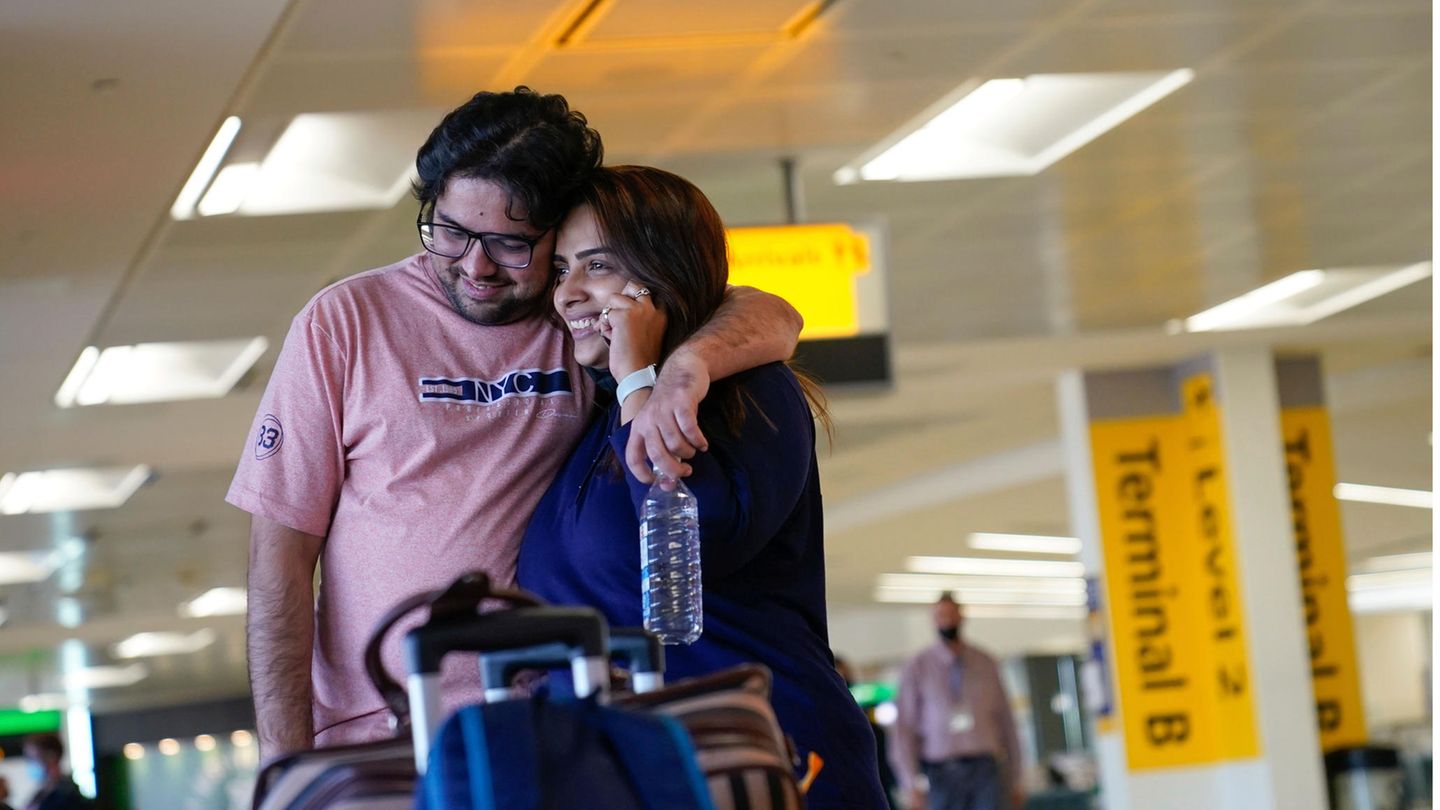 Am Newark Liberty International Airport in New Jersey: Jolly Dave aus Indien ist mit ihrem Freund Nirmit Shelat endlich wiedervereint.