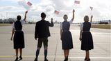 Eine Lufthansa-Crew in tradioneller Bavaria-Uniform schwingt USA-Fähnchen zum Abschied des Airbus A350.