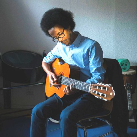 Hamza spielt Gitarre