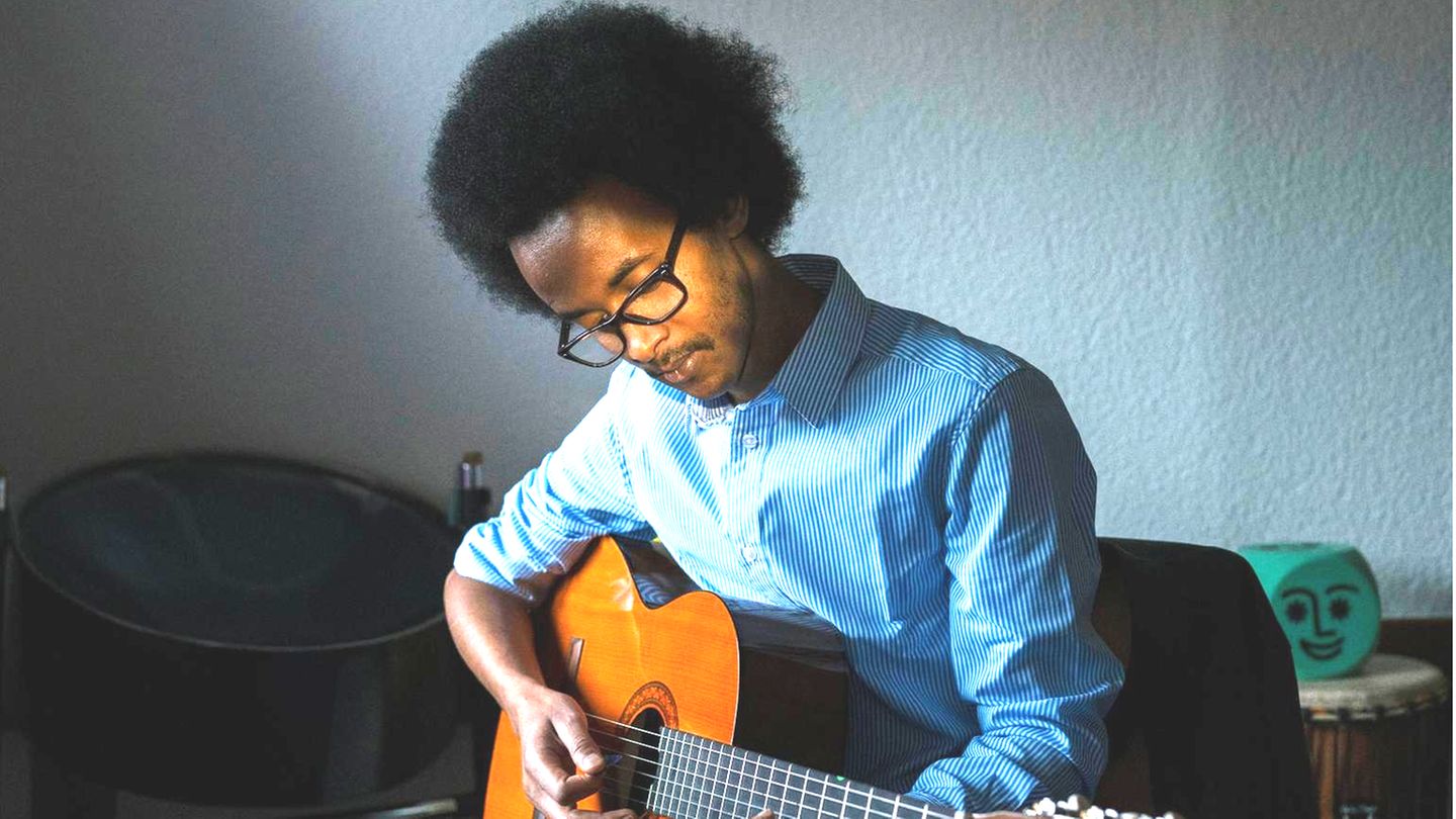 Hamza spielt Gitarre