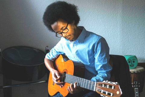 Hamza spielt Gitarre