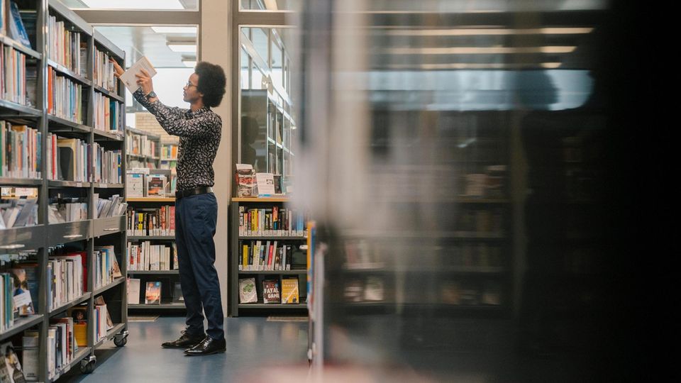 Hamza liest für sein Leben gern und macht bei den Hamburger Bücherhallen eine Ausbildung zum Bibliothekar