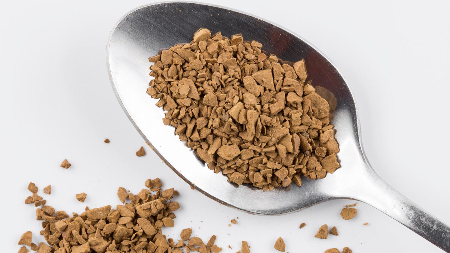 Instantkaffee  Getrockneter, fertiger Kaffee, der nur noch mit Wasser aufgegossen werden muss. Die Herstellungsverfahren wurden mit den Jahren zu Gunsten des Geschmacks verbessert. Der lösliche Kaffee muss zu 100 Prozent aus reinem Kaffee bestehen und darf keine Zusätze enthalten .In Deutschland ist der Instantkaffee zwar überall erhältlich, jedoch nicht wirklich beliebt. Ganz im Gegensatz zu Südafrika, Australien und den USA. Auslöser für die Entwicklung des löslichen Kaffees war die Kaffeerekordernte in Brasilien 1930. Das Land brachte weit mehr Kaffee hervor als der Weltmarkt benötigte. Damit die Preise nicht komplett zusammenbrachen, wurde Rohkaffee untergepflügt, verbrannt oder ins Meer gekippt. Brasilien beauftrage Nestlé mit der Entwicklung, Kaffee lange haltbar zu machen, damit er bei einer weiteren Überproduktion eingelagert werden kann. 1938 präsentierten die Schweizer dann den Instantkaffee.