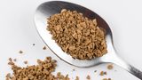 Instantkaffee  Getrockneter, fertiger Kaffee, der nur noch mit Wasser aufgegossen werden muss. Die Herstellungsverfahren wurden mit den Jahren zu Gunsten des Geschmacks verbessert. Der lösliche Kaffee muss zu 100 Prozent aus reinem Kaffee bestehen und darf keine Zusätze enthalten .In Deutschland ist der Instantkaffee zwar überall erhältlich, jedoch nicht wirklich beliebt. Ganz im Gegensatz zu Südafrika, Australien und den USA. Auslöser für die Entwicklung des löslichen Kaffees war die Kaffeerekordernte in Brasilien 1930. Das Land brachte weit mehr Kaffee hervor als der Weltmarkt benötigte. Damit die Preise nicht komplett zusammenbrachen, wurde Rohkaffee untergepflügt, verbrannt oder ins Meer gekippt. Brasilien beauftrage Nestlé mit der Entwicklung, Kaffee lange haltbar zu machen, damit er bei einer weiteren Überproduktion eingelagert werden kann. 1938 präsentierten die Schweizer dann den Instantkaffee.