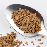 Instantkaffee  Getrockneter, fertiger Kaffee, der nur noch mit Wasser aufgegossen werden muss. Die Herstellungsverfahren wurden mit den Jahren zu Gunsten des Geschmacks verbessert. Der lösliche Kaffee muss zu 100 Prozent aus reinem Kaffee bestehen und darf keine Zusätze enthalten .In Deutschland ist der Instantkaffee zwar überall erhältlich, jedoch nicht wirklich beliebt. Ganz im Gegensatz zu Südafrika, Australien und den USA. Auslöser für die Entwicklung des löslichen Kaffees war die Kaffeerekordernte in Brasilien 1930. Das Land brachte weit mehr Kaffee hervor als der Weltmarkt benötigte. Damit die Preise nicht komplett zusammenbrachen, wurde Rohkaffee untergepflügt, verbrannt oder ins Meer gekippt. Brasilien beauftrage Nestlé mit der Entwicklung, Kaffee lange haltbar zu machen, damit er bei einer weiteren Überproduktion eingelagert werden kann. 1938 präsentierten die Schweizer dann den Instantkaffee.