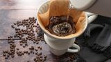 100 Prozent Arabica  Ein Packungsaufdruck, der Reinheit ausstrahlt, und daher von den Marketingabteilungen gern verwendet wird. Die Angabe besagt jedoch nichts weiter, als dass der Kaffee aus der weltweit mit Abstand am meisten verwendeten Bohne, Arabica, hergestellt wurde. Arabica ist die Mutter aller Kaffeepflanzen. In Äthiopien im 11. Jahrhundert entdeckt, verbreiteten sich die Pflanze und der aus ihr gewonnene Kaffee zunächst im arabischen Raum. Die Araber achteten streng auf ihr Monopol. 1616 gelang Niederländern der Diebstahl einer keimfähigen Arabica. Sie bauten sie erfolgreich in den Tropen an. Erst in Sri Lanka, dann auf Java. Bald darauf führte Frankreich Kaffee in der Karibik ein, von dort aus erreichte die Pflanze Brasilien und das übrige Südamerika. Arabica-Bohnen zeichnen sich durch einen aromatischen Geschmack, eine feine Säure und wenig Koffein aus. Kaffees für den mitteleuropäischen Markt bestehen fast ausschließlich aus Arabica-Bohnen. Von der Arabica gibt es derzeit rund 50 Varietäten, wie die Fachleute sagen. Manchmal stehen diese Namen dann auf den ausgewählten Kaffeesorten der Großröster, wie zum Beispiel Bourbon, Tipica, Mocca oder Maragogype. Da es auch geschmacklich laue Arabicas gibt, ist die Aussage "100 Prozent Arabica" nicht gleichbedeutend mit einem leckeren Kaffee.  Arabica-Kaffee wird in Mittelamerika, der Karibik, Venezuela, Kolumbien, Peru, Bolivien, Paraguay, Äthiopien, Kenya, Uganda, Zambaia, Malawi und Zimbabwe  angebaut.