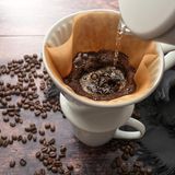 100 Prozent Arabica  Ein Packungsaufdruck, der Reinheit ausstrahlt, und daher von den Marketingabteilungen gern verwendet wird. Die Angabe besagt jedoch nichts weiter, als dass der Kaffee aus der weltweit mit Abstand am meisten verwendeten Bohne, Arabica, hergestellt wurde. Arabica ist die Mutter aller Kaffeepflanzen. In Äthiopien im 11. Jahrhundert entdeckt, verbreiteten sich die Pflanze und der aus ihr gewonnene Kaffee zunächst im arabischen Raum. Die Araber achteten streng auf ihr Monopol. 1616 gelang Niederländern der Diebstahl einer keimfähigen Arabica. Sie bauten sie erfolgreich in den Tropen an. Erst in Sri Lanka, dann auf Java. Bald darauf führte Frankreich Kaffee in der Karibik ein, von dort aus erreichte die Pflanze Brasilien und das übrige Südamerika. Arabica-Bohnen zeichnen sich durch einen aromatischen Geschmack, eine feine Säure und wenig Koffein aus. Kaffees für den mitteleuropäischen Markt bestehen fast ausschließlich aus Arabica-Bohnen. Von der Arabica gibt es derzeit rund 50 Varietäten, wie die Fachleute sagen. Manchmal stehen diese Namen dann auf den ausgewählten Kaffeesorten der Großröster, wie zum Beispiel Bourbon, Tipica, Mocca oder Maragogype. Da es auch geschmacklich laue Arabicas gibt, ist die Aussage "100 Prozent Arabica" nicht gleichbedeutend mit einem leckeren Kaffee.  Arabica-Kaffee wird in Mittelamerika, der Karibik, Venezuela, Kolumbien, Peru, Bolivien, Paraguay, Äthiopien, Kenya, Uganda, Zambaia, Malawi und Zimbabwe  angebaut.