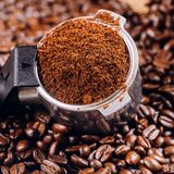 30 Prozent Robusta  Robusta ist sozusagen die schwerfällige Schwester der edlen Arabica. Sie ist erst Jahrhunderte nach der Arabica als wilde Urwaldpflanze entdeckt worden. Wie der Name schon andeutet, stellt Robusta keine so hohen Ansprüche an ihre Umgebung. Sie kommt gut im Tiefland zurecht, während Arabica am besten in Hochlagen gedeiht. Im Geschmack ist sie zwar nicht so elegant wie Arabica, doch sie enthält doppelt so viel Koffein. Robusta wird daher traditionell in Espressomischungen verwendet und gibt dem kleinen Schwarzen erst den richtigen Kick, den leicht bitteren Geschmack und die seidige Konsistenz. Die typische Espressomischung enthält 70 Prozent Arabica, 20 Prozent Robusta und 10 Prozent Kenia-Hochland-Kaffee. Da Robusta-Kaffees meist nur halb so teuer im Einkauf sind, werden gelegentlich geschmacksneutrale Robustasorten mit Arabica beim Filterkaffee verschnitten. Robusta muss jedoch nicht schlecht schmecken. Die Robustafrüchte wurden in den vergangenen Jahren durch Kreuzungen erheblich verfeinert. Und nach Aussage professioneller Kaffeetester schmeckt ein guter Robusta besser als ein mittelmäßiger Arabica.