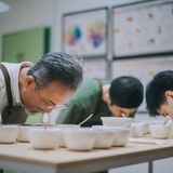 Spitzenkaffee  Die Kaffeeprofis geben den Geschmack eines Kaffees immer als Dreiklang an: Körper, Säure und Aroma. Körper meint die Fülle im Mund. Fühlt (nicht schmeckt!) sich der Kaffee eher wie Wasser oder wie Milch an? Säure beim Kaffee bedeutet nicht, dass er sauer schmeckt. Der Säuregehalt eines Kaffees tritt kurz nach dem Schlucken hervor. Hinterlässt der Kaffee einen bitteren, belegten Geschmack auf der Zunge, ist er stark säurehaltig. Man kennt rund 80 verschiedene Säuren im Kaffee. Das Aroma riecht man eher, als das man es schmeckt. Wer seine Nase in frisch gemahlenen Kaffee hält, kann durchaus Aromen wie Nuss, Erde oder viele andere Düfte herausschnüffeln. Wenn es dem Kaffeetester gelingt, aus den bis zu 20 verschiedenen Kaffeesorten einen harmonischen Gesamteindruck zu mischen, ist es ein Spitzenkaffee.