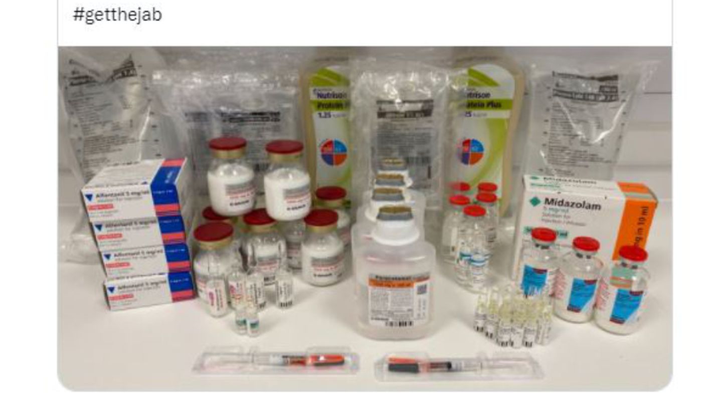 Eindringliches Foto: Diese Medikamente braucht ein beatmeter  Covid-19-Patient  an einem Tag | STERN.de