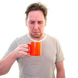 Säure  Kaffeesäure  Säure im Kaffee? Das klingt zunächst wenig appetitlich. Dabei ist alles, was wir trinken mehr oder minder sauer, außer Wasser. Wasser ist mit einem pH-Wert von 7 neutral. Alles, was einen pH-Wert darunter hat, wird als sauer bezeichnet. Was darüber liegt als basisch. Kaffee ist mit einem pH-Wert von 4,5 bis 5,0 eher schwach säurehaltig. Der Säuregrad ist entscheidend für den Geschmack. So brachten Wissenschaftler am Institut für Lebensmittelchemie der Universität Braunschweig frischgebrühten Kaffee auf den pH-Wert 7 und „genossen“ hinterher einen Kaffee, der wie „kalte Asche“ schmeckte. Ohne Säure geht es nicht. Der Säuregrad eines Kaffes hängt von zahlreichen Faktoren ab. Arabica hat mehr Säure als Robusta, Kaffeebohnen aus dem Tiefland weniger als der aus hohen Regionen, helle Röstungen mehr als dunkle. So ist ein Filterkaffee saurer als ein Espresso. Vor allem, wenn er mit hartem Wasser gebrüht wurde. Und je stärker ein Kaffee abkühlt, desto saurer wird er. Kaffeehersteller streben daher immer eine möglichst ausgewogene Mischung an.