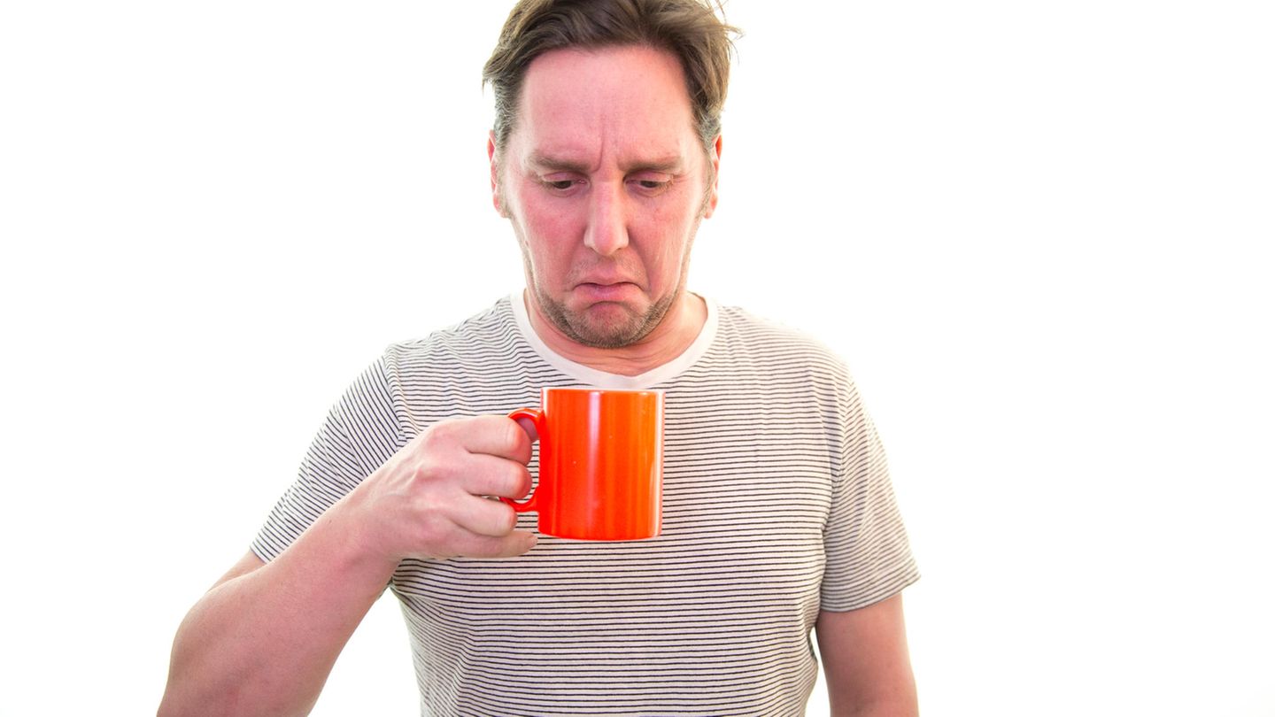 Besser Kaffee kaufen: Säure Kaffeesäure Säure im Kaffee? Das klingt zunächst wenig appetitlich. Dabei ist alles, was wir trinken mehr oder minder sauer, außer Wasser. Wasser ist mit einem pH-Wert von 7 neutral. Alles, was einen pH-Wert darunter hat, wird als sauer bezeichnet. Was darüber liegt als basisch. Kaffee ist mit einem pH-Wert von 4,5 bis 5,0 eher schwach säurehaltig. Der Säuregrad ist entscheidend für den Geschmack. So brachten Wissenschaftler am Institut für Lebensmittelchemie der Universität Braunschweig frischgebrühten Kaffee auf den pH-Wert 7 und „genossen“ hinterher einen Kaffee, der wie „kalte Asche“ schmeckte. Ohne Säure geht es nicht. Der Säuregrad eines Kaffes hängt von zahlreichen Faktoren ab. Arabica hat mehr Säure als Robusta, Kaffeebohnen aus dem Tiefland weniger als der aus hohen Regionen, helle Röstungen mehr als dunkle. So ist ein Filterkaffee saurer als ein Espresso. Vor allem, wenn er mit hartem Wasser gebrüht wurde. Und je stärker ein Kaffee abkühlt, desto saurer wird er. Kaffeehersteller streben daher immer eine möglichst ausgewogene Mischung an. Säure Kaffeesäure Säure im Kaffee? Das klingt zunächst wenig appetitlich. Dabei ist alles, was wir trinken mehr oder minder sauer, außer Wasser. Wasser ist mit einem pH-Wert von 7 neutral. Alles, was einen pH-Wert darunter hat, wird als sauer bezeichnet. Was darüber liegt als basisch. Kaffee ist mit einem pH-Wert von 4,5 bis 5,0 eher schwach säurehaltig. Der Säuregrad ist entscheidend für den Geschmack. So brachten Wissenschaftler am Institut für Lebensmittelchemie der Universität Braunschweig frischgebrühten Kaffee auf den pH-Wert 7 und „genossen“ hinterher einen Kaffee, der wie „kalte Asche“ schmeckte. Ohne Säure geht es nicht. Der Säuregrad eines Kaffes hängt von zahlreichen Faktoren ab. Arabica hat mehr Säure als Robusta, Kaffeebohnen aus dem Tiefland weniger als der aus hohen Regionen, helle Röstungen mehr als dunkle. So ist ein Filterkaffee saurer als ein Espresso. Vor allem, wenn er mit hartem Wasser gebrüht wurde. Und je stärker ein Kaffee abkühlt, desto saurer wird er. Kaffeehersteller streben daher immer eine möglichst ausgewogene Mischung an.