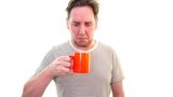 Säure  Kaffeesäure  Säure im Kaffee? Das klingt zunächst wenig appetitlich. Dabei ist alles, was wir trinken mehr oder minder sauer, außer Wasser. Wasser ist mit einem pH-Wert von 7 neutral. Alles, was einen pH-Wert darunter hat, wird als sauer bezeichnet. Was darüber liegt als basisch. Kaffee ist mit einem pH-Wert von 4,5 bis 5,0 eher schwach säurehaltig. Der Säuregrad ist entscheidend für den Geschmack. So brachten Wissenschaftler am Institut für Lebensmittelchemie der Universität Braunschweig frischgebrühten Kaffee auf den pH-Wert 7 und „genossen“ hinterher einen Kaffee, der wie „kalte Asche“ schmeckte. Ohne Säure geht es nicht. Der Säuregrad eines Kaffes hängt von zahlreichen Faktoren ab. Arabica hat mehr Säure als Robusta, Kaffeebohnen aus dem Tiefland weniger als der aus hohen Regionen, helle Röstungen mehr als dunkle. So ist ein Filterkaffee saurer als ein Espresso. Vor allem, wenn er mit hartem Wasser gebrüht wurde. Und je stärker ein Kaffee abkühlt, desto saurer wird er. Kaffeehersteller streben daher immer eine möglichst ausgewogene Mischung an.