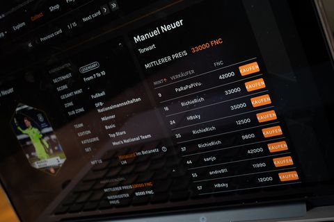Computer-Bildschirm zeigt Trading-Plattform digitaler Sammelkarten