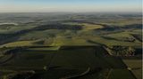 "Aus den besten Anbauregionen"  Panoramablick über eine Kaffeeplantage in Brasilien mitten in der Erntezeit. Es gibt aufgrund ihrer Lage ausgezeichnete Anbaugebiete und weniger gute. Am Ende entscheidet die Kunst der Mischung über die Güte des Kaffees. Wären tatsächlich Top-Lagen darunter, wie zum Beispiel Guatemala, Costa Rica oder überhaupt Hochlagen, würde der Kaffeehersteller sie sicher namentlich aufführen. Mit der Formulierung "Beste Anbauregionen" hält sich der Kaffeeproduzent stets offen, aus welchen Gebieten die Bohnen für seinen Kaffee kommen. Da Kaffee aus bis zu 20 Sorten zusammengestellt werden, können es sehr unterschiedliche Herkunftsländer sein.