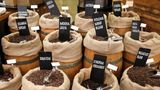 Mischung  Fast alle Kaffees sind Mischungen verschiedener Sorten. Es ist die hohe Kunst der Kaffeetester, Bohnen aus den unterschiedlichen Anbaugebieten und Ländern so miteinander zu kombinieren, dass der gewünschte Kaffee entsteht. Zum Beispiel ein besonders milder Kaffee, der aber nicht langweilig schmeckt. Oder einer mit großer Fülle zugleich jedoch möglichst feiner Säure. Als reines Naturprodukt schmeckt Kaffee je nach Anbauort grundverschieden. Der Boden in Guatemala ist in seiner Beschaffenheit ein völlig anderer als im Jemen. Entsprechend lagert die Kaffeebohne jeweils unterschiedliche Aromen ein. Entscheidend für den Geschmack ist ebenfalls die Höhe, in der der Kaffeebaum wächst. Je höher am Berg, desto langsamer das Wachstum und desto mehr Zeit für die Pflanze eine große Vielfalt an Aromen auszubilden. In Höhen unterhalb 800 Metern wachsen die Bäume schneller. Da die Erde nährstoffreicher ist, schmeckt der Kaffee weniger mineralisch und säurehaltig. Für die mitteleuropäischen Kaffees werden bis zu 20 verschiedene Sorten gemischt. Wer diese Vielfalt abseits vom Supermarkt-Kaffee schmecken möchte, sollte sich bei einer kleinen Rösterei ein Probierpaket aus vier, fünf Sorten bestellen und diese in einer French-Press-Kanne aufbrühen.
