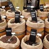 Mischung  Fast alle Kaffees sind Mischungen verschiedener Sorten. Es ist die hohe Kunst der Kaffeetester, Bohnen aus den unterschiedlichen Anbaugebieten und Ländern so miteinander zu kombinieren, dass der gewünschte Kaffee entsteht. Zum Beispiel ein besonders milder Kaffee, der aber nicht langweilig schmeckt. Oder einer mit großer Fülle zugleich jedoch möglichst feiner Säure. Als reines Naturprodukt schmeckt Kaffee je nach Anbauort grundverschieden. Der Boden in Guatemala ist in seiner Beschaffenheit ein völlig anderer als im Jemen. Entsprechend lagert die Kaffeebohne jeweils unterschiedliche Aromen ein. Entscheidend für den Geschmack ist ebenfalls die Höhe, in der der Kaffeebaum wächst. Je höher am Berg, desto langsamer das Wachstum und desto mehr Zeit für die Pflanze eine große Vielfalt an Aromen auszubilden. In Höhen unterhalb 800 Metern wachsen die Bäume schneller. Da die Erde nährstoffreicher ist, schmeckt der Kaffee weniger mineralisch und säurehaltig. Für die mitteleuropäischen Kaffees werden bis zu 20 verschiedene Sorten gemischt. Wer diese Vielfalt abseits vom Supermarkt-Kaffee schmecken möchte, sollte sich bei einer kleinen Rösterei ein Probierpaket aus vier, fünf Sorten bestellen und diese in einer French-Press-Kanne aufbrühen.