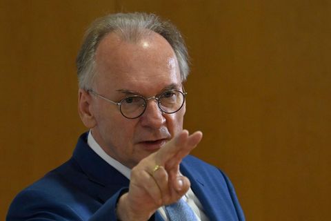 Reiner Haseloff (CDU), Ministerpräsident von Sachsen-Anhalt, möchte dringende Fragen zur Corona-Pandemie in einem Bund-Länder-Treffen klären