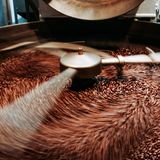 Spezialveredelt  Als Veredelung wird in der Kaffeeherstellung das Rösten und Mahlen der getrockneten Kaffeebohnen bezeichnet. Eine Wissenschaft für sich. Denn erst beim Rösten entstehen die für Kaffee so typischen Aromen. Der Begriff Spezialveredelt wird nur von einzelnen Kaffeeanbietern verwendet. Dabei werden die Kaffeebohnen mit Wasserdampf behandelt, der ihnen die Bitter- und Reizstoffe zum größten Teil entzieht. Wie beim Schonkaffee wird der Kaffee verträglicher.