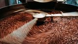 Spezialveredelt  Als Veredelung wird in der Kaffeeherstellung das Rösten und Mahlen der getrockneten Kaffeebohnen bezeichnet. Eine Wissenschaft für sich. Denn erst beim Rösten entstehen die für Kaffee so typischen Aromen. Der Begriff Spezialveredelt wird nur von einzelnen Kaffeeanbietern verwendet. Dabei werden die Kaffeebohnen mit Wasserdampf behandelt, der ihnen die Bitter- und Reizstoffe zum größten Teil entzieht. Wie beim Schonkaffee wird der Kaffee verträglicher.