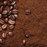 Ground Coffee  Weil es irgendwie "Hipp" klingt, finden manchmal auch englische Begriffe den Weg auf deutschsprachige Kaffeeverpackungen.  Beim Ground Coffee handelt es  nicht um minderwertigen Kaffee, dessen Bohnen vor dem Rösten vom Hallenboden aufgelesen wurden. Im Englischen wird gemahlener Kaffee als Ground Coffee bezeichnet.
