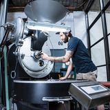 Besonders schonend geröstet  Während des Röstens erlebt die Kaffeebohne die wichtigsten Minuten in ihrem Leben. Das Aroma entsteht. Wie fein der Geschmack in der Tasse ist, hängt maßgeblich von der Art der Röstung ab. Bei der schonenden Röstung werden die Bohnen bei 150 bis 200 Grad langsam erhitzt. Zunächst entweicht das Wasser, manchmal als kleine Wölkchen sichtbar. Es duftet nach Heu. Der steigende Innendruck bläht die Bohnen auf das Doppelte ihrer Größe auf. Ihre Farbe wechselt von grün zu gelb und geht mit zunehmender Röstdauer in die typischen Brauntöne über. Ein Knacken ist zu hören, der sogenannte First Crack. Knackt es ein paar Minuten später ein zweites Mal, hat die Bohne einen mittelbrauen Röstgrad erreicht, wie er typisch für den deutschen Filterkaffee ist. Nach dem "Second Crack" laufen die chemischen Reaktionen in den etwa 400.000 Zellen einer Bohne auf Hochtouren. Der Meister muss nun die Röstung zügig beenden, da sich binnen weniger Sekunden der Geschmack immer weiter verändert. Die langsame und damit schonende Zubereitung war lange Zeit üblich. Da die Großröster immer mehr Kaffee produzieren mussten, führten die meisten das Schockrösten ein - mit den entsprechenden Einbußen in der Qualität. Statt 20 Minuten langsam bei 200 Grad zu rösten, erledigen Umluftmaschinen diese Arbeit in zwei Minuten bei 500 bis 600 Grad.