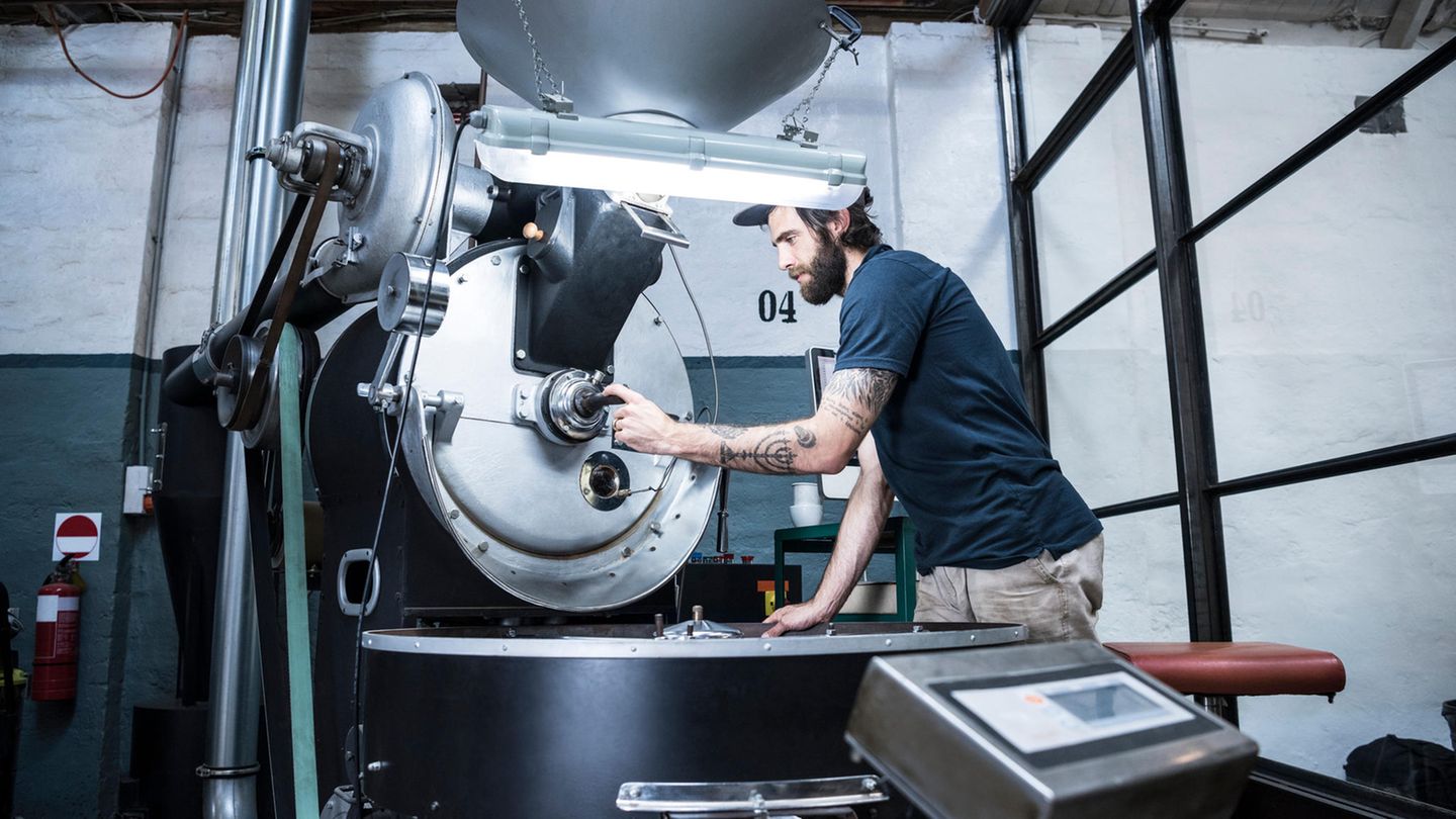 Besser Kaffee kaufen: Besonders schonend geröstet Während des Röstens erlebt die Kaffeebohne die wichtigsten Minuten in ihrem Leben. Das Aroma entsteht. Wie fein der Geschmack in der Tasse ist, hängt maßgeblich von der Art der Röstung ab. Bei der schonenden Röstung werden die Bohnen bei 150 bis 200 Grad langsam erhitzt. Zunächst entweicht das Wasser, manchmal als kleine Wölkchen sichtbar. Es duftet nach Heu. Der steigende Innendruck bläht die Bohnen auf das Doppelte ihrer Größe auf. Ihre Farbe wechselt von grün zu gelb und geht mit zunehmender Röstdauer in die typischen Brauntöne über. Ein Knacken ist zu hören, der sogenannte First Crack. Knackt es ein paar Minuten später ein zweites Mal, hat die Bohne einen mittelbrauen Röstgrad erreicht, wie er typisch für den deutschen Filterkaffee ist. Nach dem "Second Crack" laufen die chemischen Reaktionen in den etwa 400.000 Zellen einer Bohne auf Hochtouren. Der Meister muss nun die Röstung zügig beenden, da sich binnen weniger Sekunden der Geschmack immer weiter verändert. Die langsame und damit schonende Zubereitung war lange Zeit üblich. Da die Großröster immer mehr Kaffee produzieren mussten, führten die meisten das Schockrösten ein - mit den entsprechenden Einbußen in der Qualität. Statt 20 Minuten langsam bei 200 Grad zu rösten, erledigen Umluftmaschinen diese Arbeit in zwei Minuten bei 500 bis 600 Grad. Besonders schonend geröstet Während des Röstens erlebt die Kaffeebohne die wichtigsten Minuten in ihrem Leben. Das Aroma entsteht. Wie fein der Geschmack in der Tasse ist, hängt maßgeblich von der Art der Röstung ab. Bei der schonenden Röstung werden die Bohnen bei 150 bis 200 Grad langsam erhitzt. Zunächst entweicht das Wasser, manchmal als kleine Wölkchen sichtbar. Es duftet nach Heu. Der steigende Innendruck bläht die Bohnen auf das Doppelte ihrer Größe auf. Ihre Farbe wechselt von grün zu gelb und geht mit zunehmender Röstdauer in die typischen Brauntöne über. Ein Knacken ist zu hören, der sogenannte First Crack. Knackt es ein paar Minuten später ein zweites Mal, hat die Bohne einen mittelbrauen Röstgrad erreicht, wie er typisch für den deutschen Filterkaffee ist. Nach dem "Second Crack" laufen die chemischen Reaktionen in den etwa 400.000 Zellen einer Bohne auf Hochtouren. Der Meister muss nun die Röstung zügig beenden, da sich binnen weniger Sekunden der Geschmack immer weiter verändert. Die langsame und damit schonende Zubereitung war lange Zeit üblich. Da die Großröster immer mehr Kaffee produzieren mussten, führten die meisten das Schockrösten ein - mit den entsprechenden Einbußen in der Qualität. Statt 20 Minuten langsam bei 200 Grad zu rösten, erledigen Umluftmaschinen diese Arbeit in zwei Minuten bei 500 bis 600 Grad.