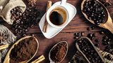 Kaffee und Kaffeebohnen stehen auf einem Tisch