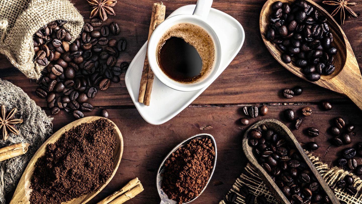 Kaffee und Kaffeebohnen stehen auf einem Tisch