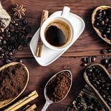 Kaffee und Kaffeebohnen stehen auf einem Tisch