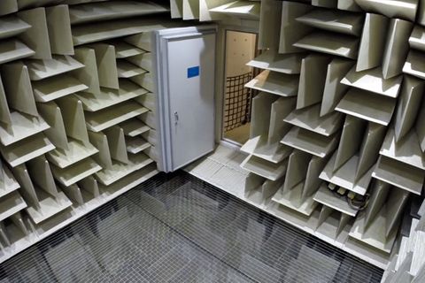 Der Raum ist mit einer speziellen Verkleidung ausgestattet, um Schall zu absorbieren