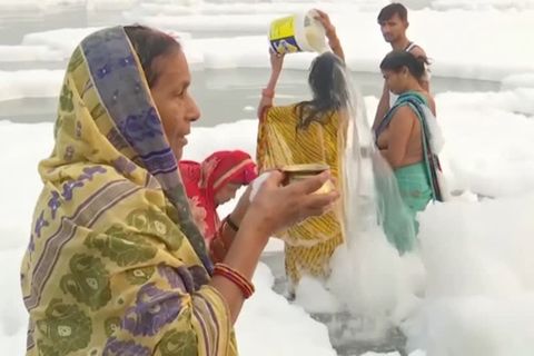 Video: Giftiger Schaum im Nebenfluss des Ganges