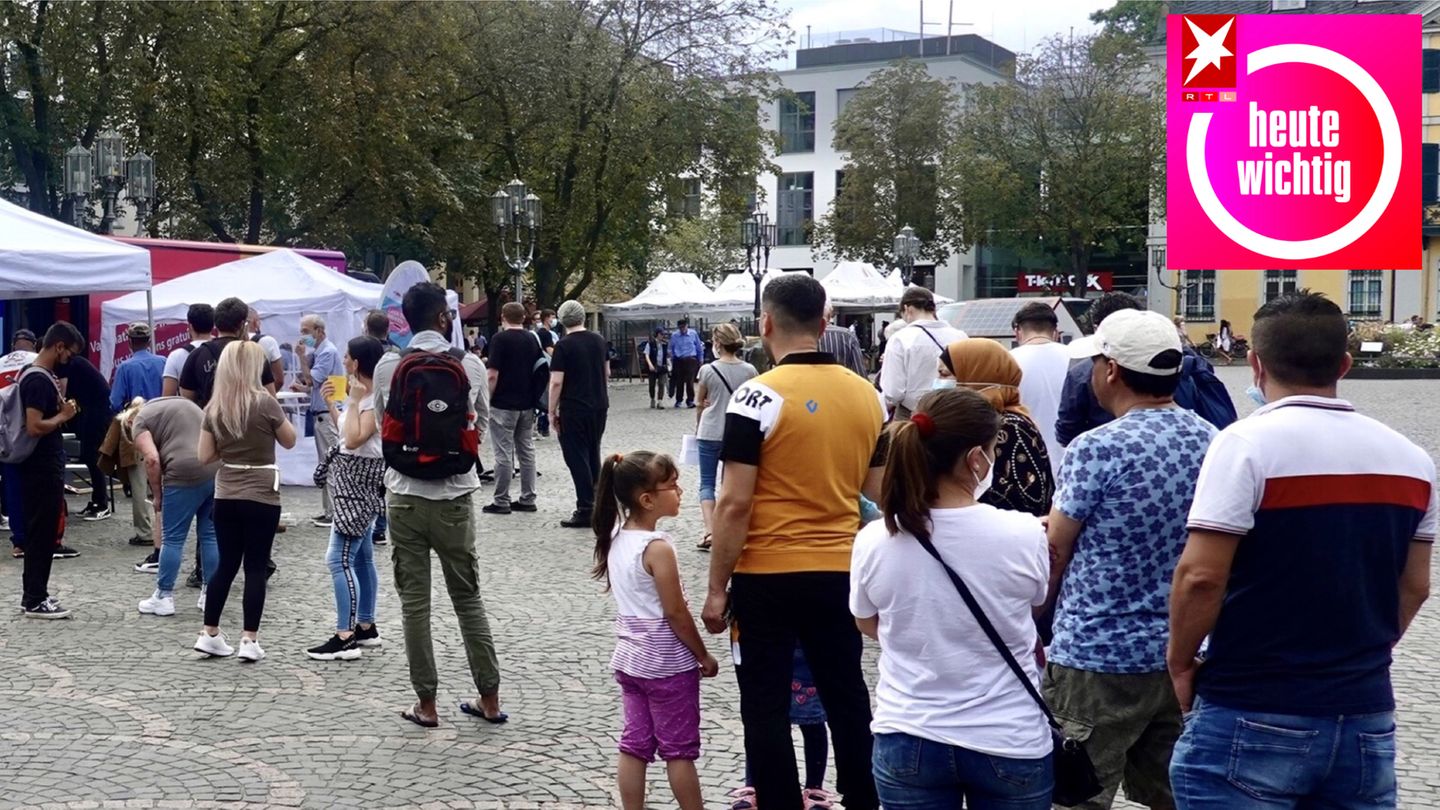 Eine Warteschlange vor einem Impfbus in Bonn (Archivbild)