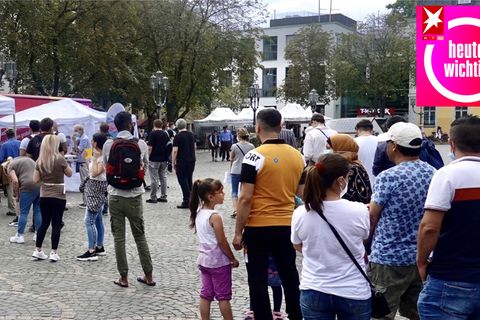 Eine Warteschlange vor einem Impfbus in Bonn (Archivbild)