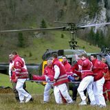 Rettungskräfte tragen einen Überlebenden zu einem wartenden Krankenwagen