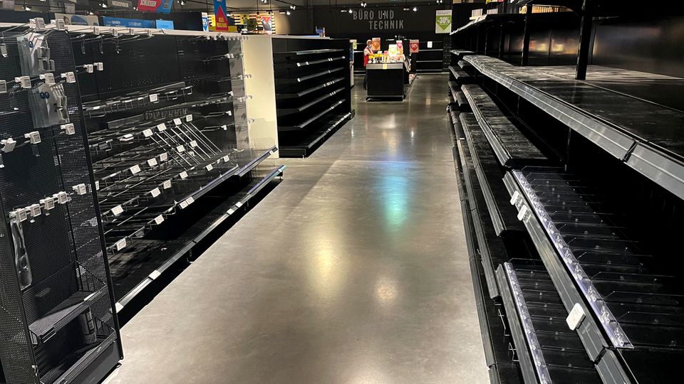 Leere Regale in einem Toom-Markt in Aschaffenburg.