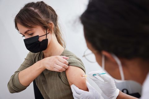 Eine junge Frau wird mit Biontech geimpft