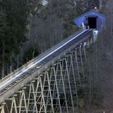 Blick auf die Rampe der Gletscherbahn auf das Kitzsteinhorn mit der Einfahrt in den Tunnel