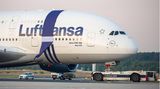 Airbus A380 der Lufthansa mit Schleife
